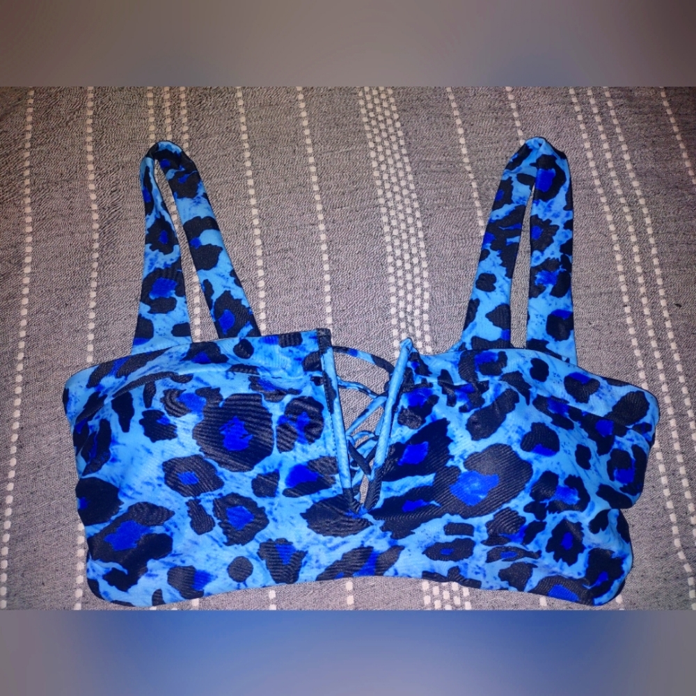 NWOT Blue leopard bikini top for women